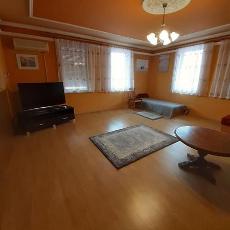 Gabor Pal 1 Apartman 1 Szoba Dunafoldvar Exterior photo